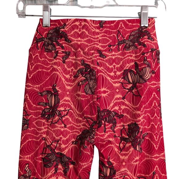 LuLaRoe Valentine's Day Cupid Print Red and Black Leggings - One Size - EUC - Picture 4 of 8
